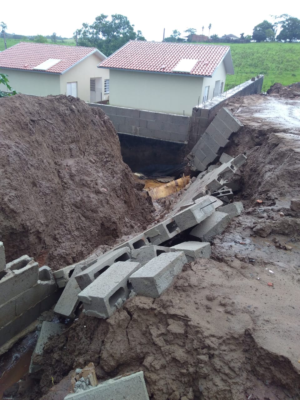 Chuvas causam estragos em construção de casas populares de Adamantina