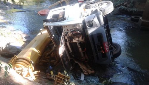 Motorista faz manobra para evitar colisão e acaba caindo com caminhão em um rio