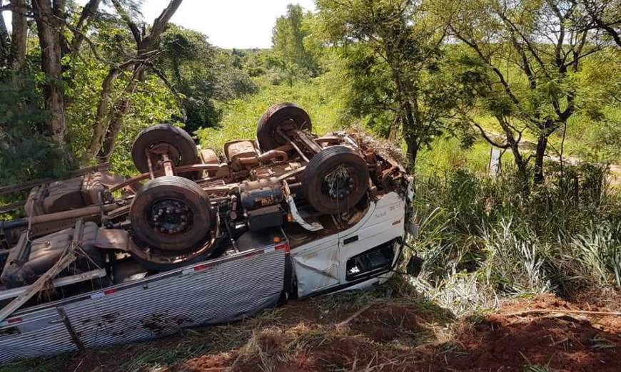 Caminhão carregado com ovos cai na ponte do Rio Feio