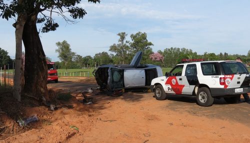 Adolescente bate carro em árvore e cinco pessoas ficam feridas, em Dracena
