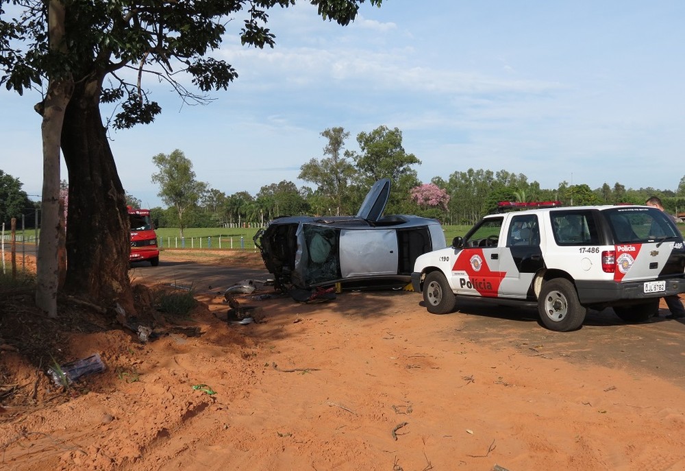 Adolescente bate carro em árvore e cinco pessoas ficam feridas, em Dracena
