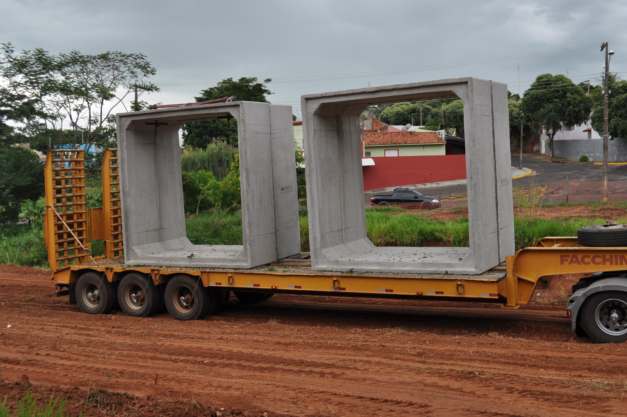 Prefeitura de Adamantina começa a receber aduelas de concreto que serão utilizadas na obra de canalização no Parque dos Pioneiros