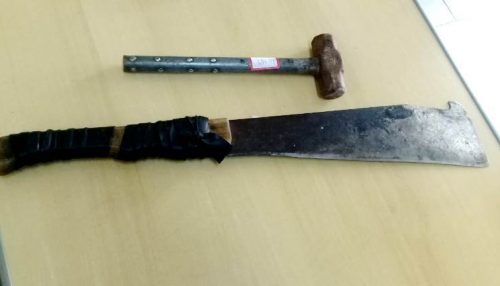 Homem é preso pela Polícia Militar por agredir ex-amásia com socos e ameaça-la com marreta e facão, em Flórida Paulista