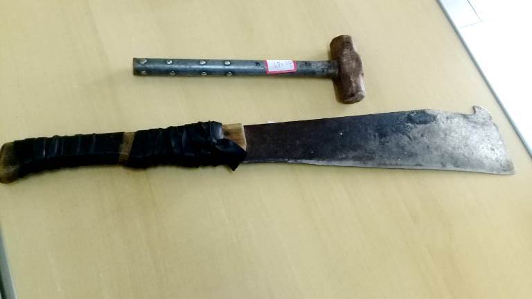 Homem é preso pela Polícia Militar por agredir ex-amásia com socos e ameaça-la com marreta e facão, em Flórida Paulista