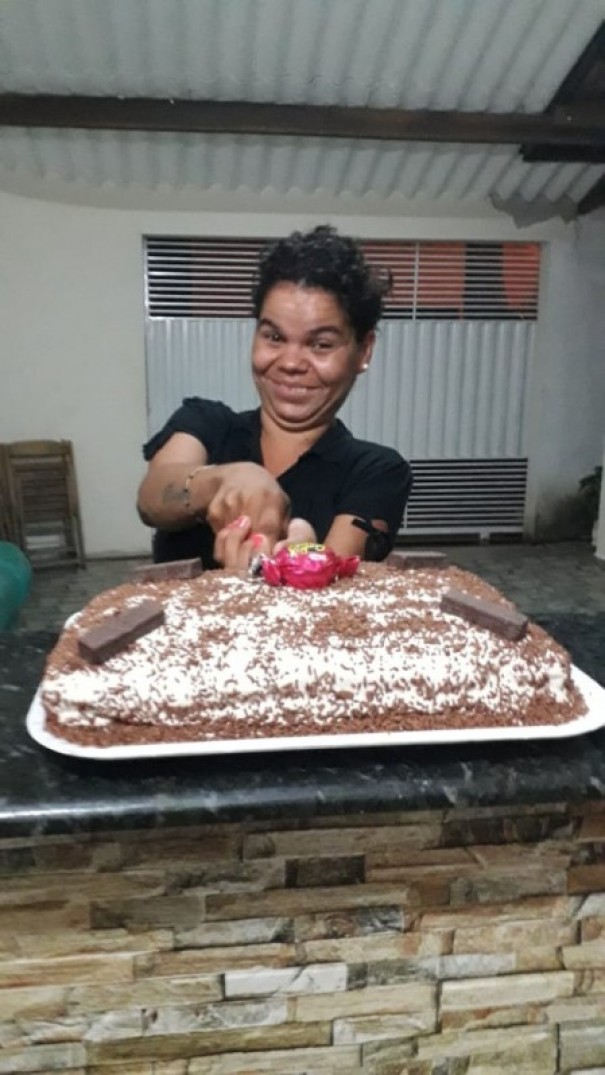 Moradora de rua ganha festa de aniversário em Osvaldo Cruz