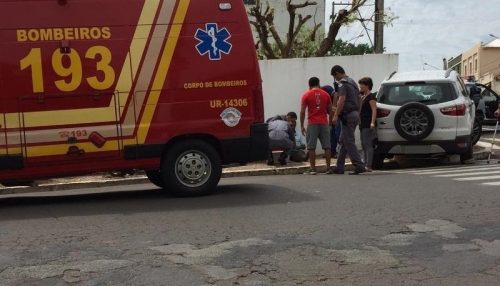 Aposentado fica ferido após veículo “descer”, derrubar placa e atingi-lo no, centro de Flórida Paulista