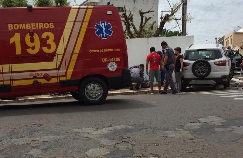 Aposentado fica ferido após veículo “descer”, derrubar placa e atingi-lo no, centro de Flórida Paulista
