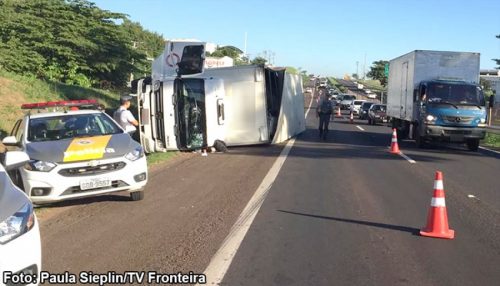Caminhoneiro de Bastos sofre ferimentos em acidente na Rodovia Raposo Tavares, em Presidente Prudente