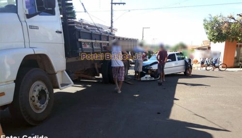 Caminhão de Adamantina se envolve em acidente na cidade de Iacri