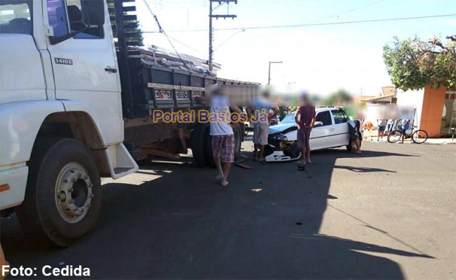 Caminhão de Adamantina se envolve em acidente na cidade de Iacri