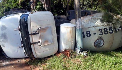 Motorista perde o controle da direção e tomba caminhão carregado com concreto em via de acesso à SP-563 em Tupi Paulista
