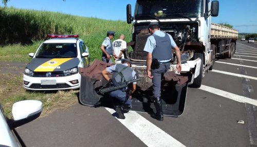 Polícia Rodoviária aborda caminhão e apreende 10 kg de cocaína pela SP-294 em Irapuru