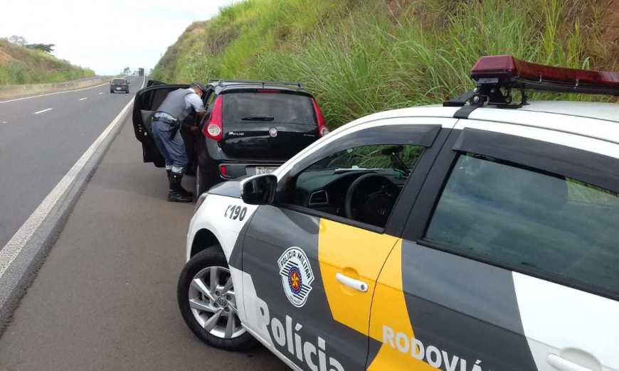 Parado em fiscalização da Polícia Rodoviária em Flórida Paulista, motorista é flagrado com droga em mala