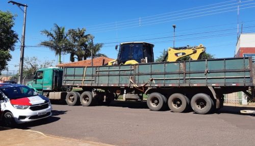 Polícia Militar intercepta caminhão com retroescavadeira roubada
