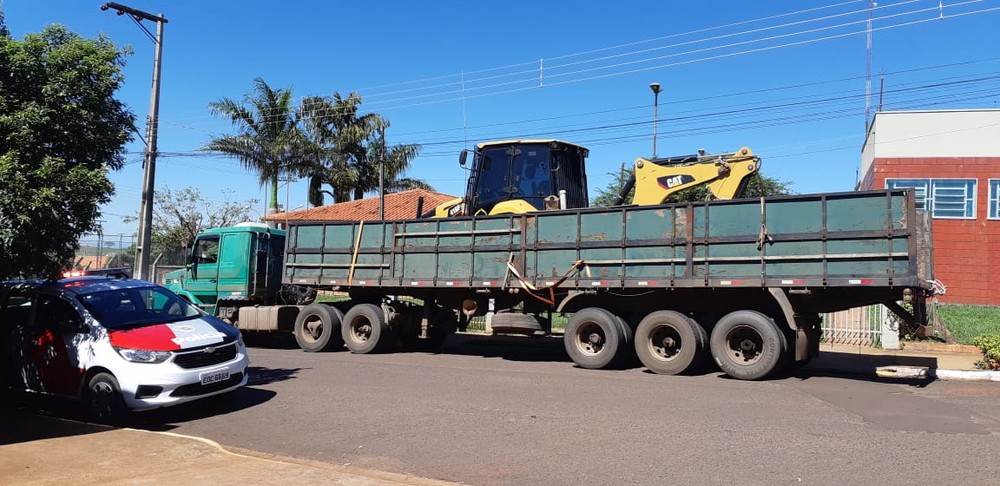 Polícia Militar intercepta caminhão com retroescavadeira roubada