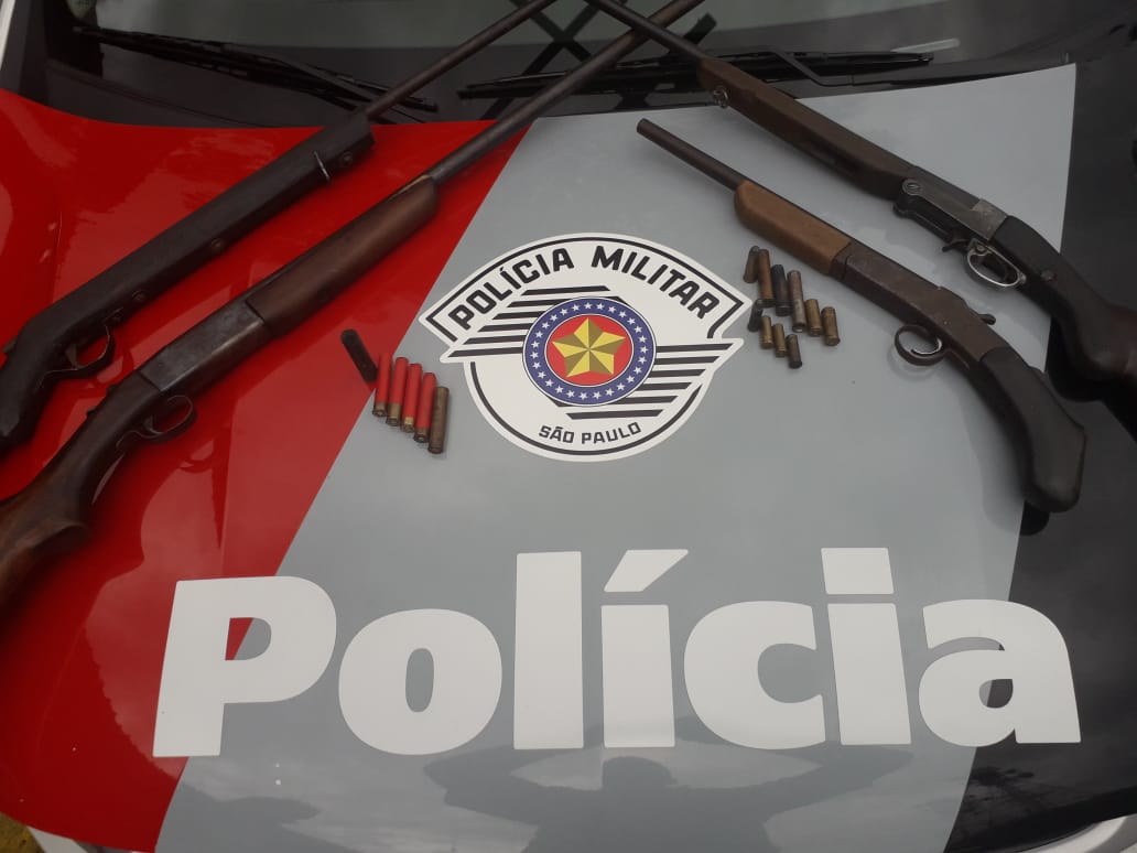 Denúncia leva a apreensão de 04 armas pela Polícia Militar em Adamantina e duas pessoas foram detidas