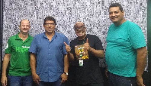 Márcio Cavalaro, gerente da Cocipa, sendo entrevistado ao vivo no Jornal do Meio Dia pela Rádio Life FM de Adamantina