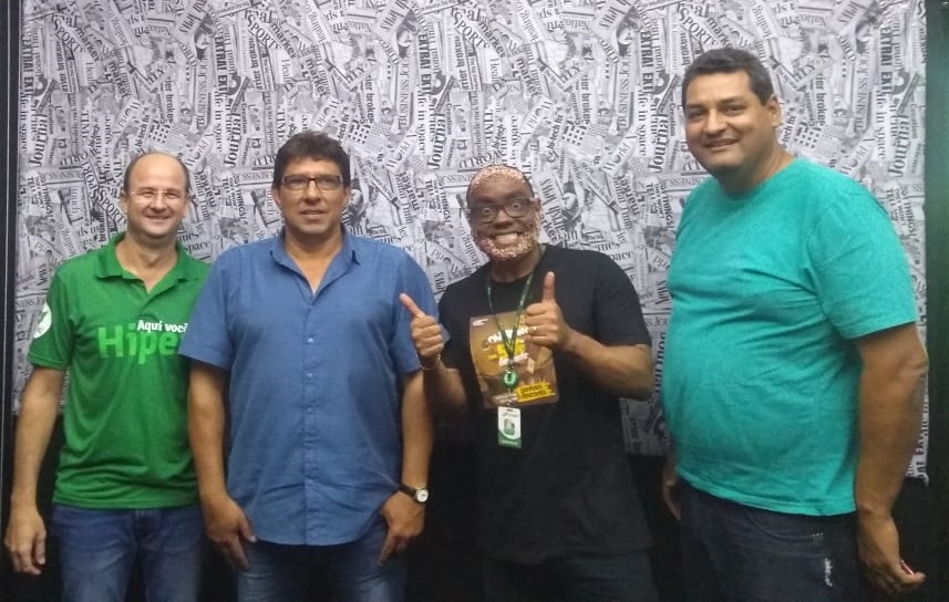 Márcio Cavalaro, gerente da Cocipa, sendo entrevistado ao vivo no Jornal do Meio Dia pela Rádio Life FM de Adamantina
