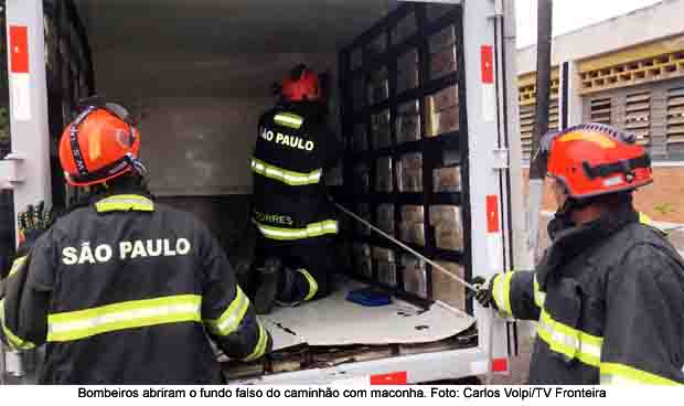 Fiscalização apreende carga de maconha escondida em fundo falso de caminhão em meio a caixas de frutas e legumes