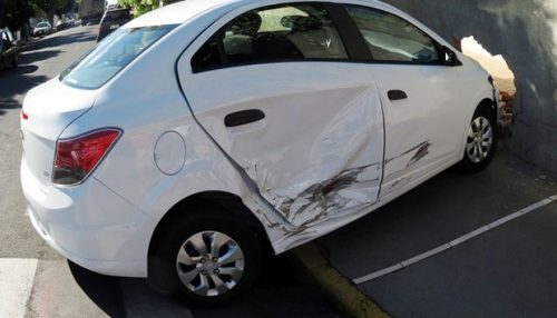 Mulheres se envolvem em colisão e um dos veículos invade uma residência em Dracena