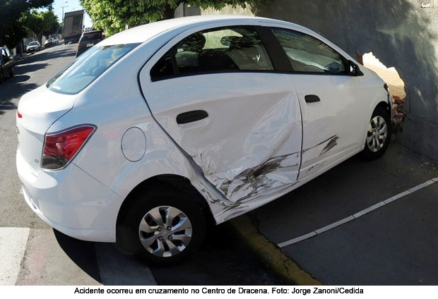 Mulheres se envolvem em colisão e um dos veículos invade uma residência em Dracena