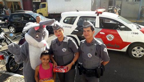 PM de Lucélia colabora na arrecadação e distribuição de caixas de bombons