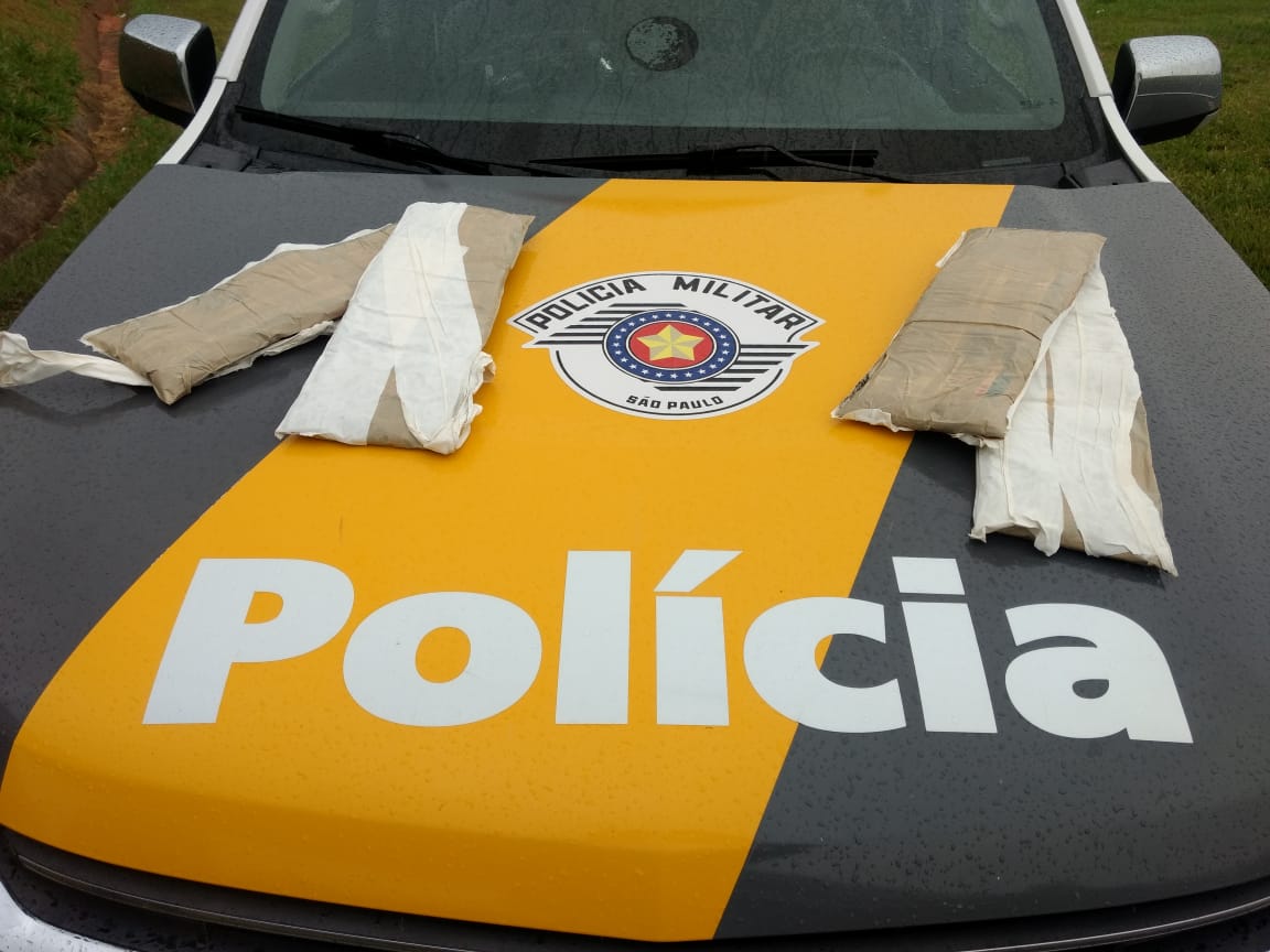 Casal de bolivianos é preso portando cocaína na cintura embaixo das roupas