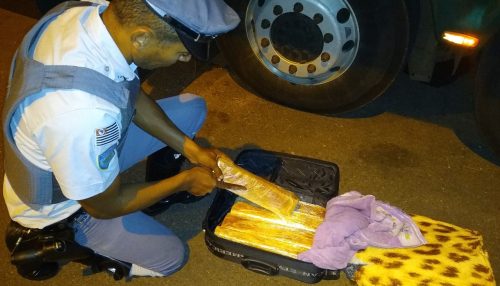 Polícia Rodoviária apreende maconha com passageira de ônibus na Rodovia Raposo Tavares, em Presidente Venceslau