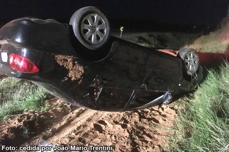 Casal fica ferido em acidente de carro na SP-294