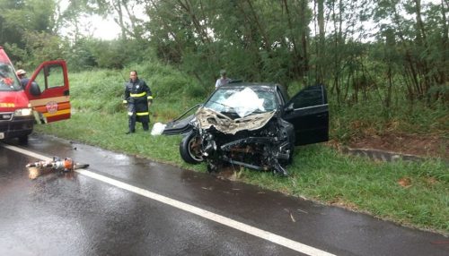 Acidente na SP-294 em Quintana neste sábado deixa 3 pessoas feridas, duas em estado grave