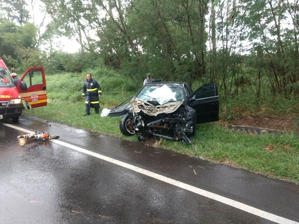 Acidente na SP-294 em Quintana neste sábado deixa 3 pessoas feridas, duas em estado grave
