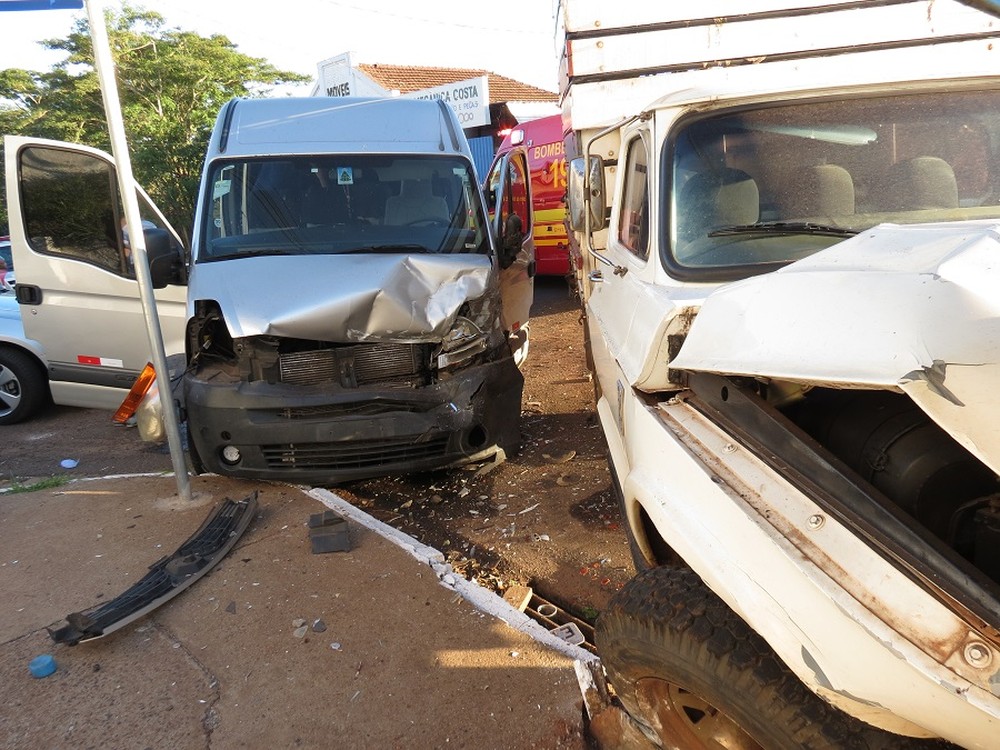 Criança e adolescentes, passageiras de van escolar e motoristas, se ferem em acidente de trânsito, em Dracena