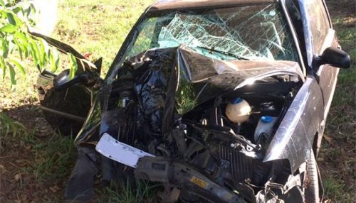 Duas pessoas ficam feridas em colisão de carro contra árvore na SP-294, em Iacri