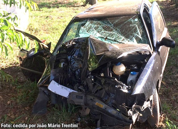 Duas pessoas ficam feridas em colisão de carro contra árvore na SP-294, em Iacri