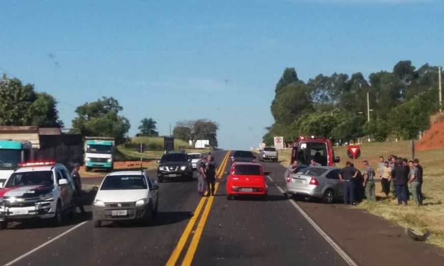 Acidente entre carro e caminhão deixa uma pessoa ferida na SP-294 em Osvaldo Cruz