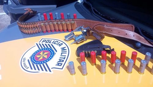 Polícia Rodoviária localiza arma e munições em carro e prende motorista, em Adamantina