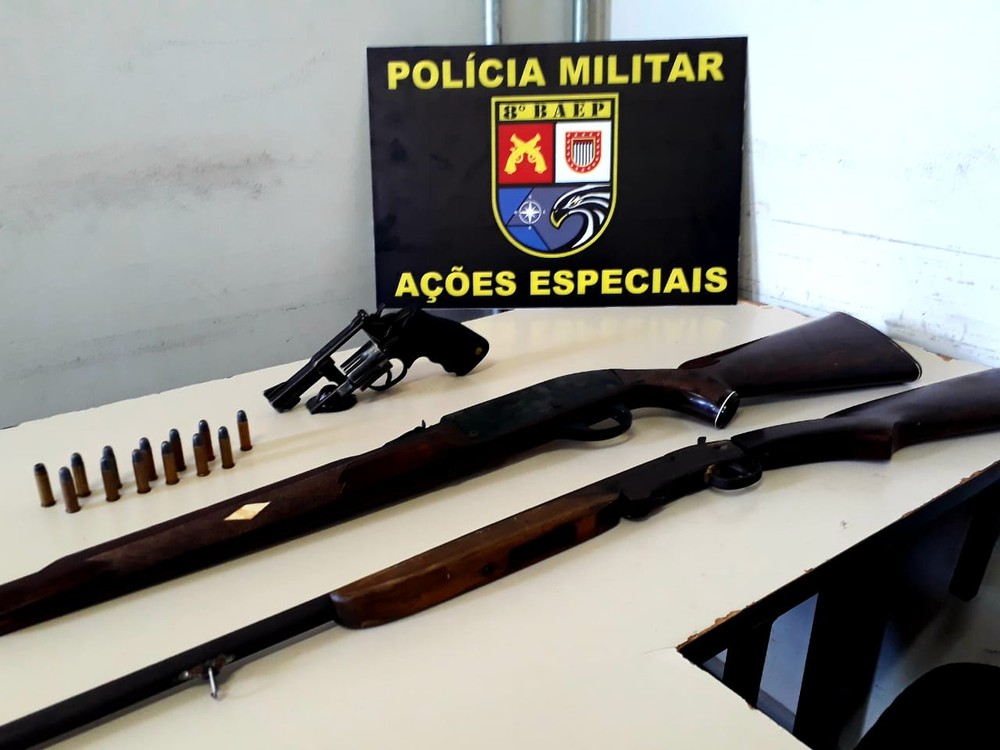 PM prende homem com revólver, duas espingardas e munições, no Centro de Teodoro Sampaio