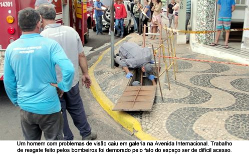 Homem cai em galeria de cabos telefônicos na calçada da Avenida Internacional em Lucélia