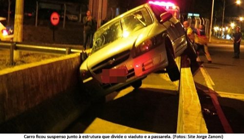 Carro desgovernado avança sobre passarela em viaduto na SP-294