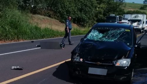 Moto e carro colidem na rodovia Comandante João Ribeiro de Barros, em Irapuru
