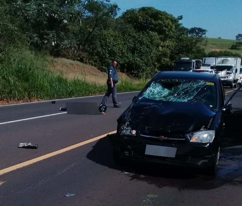 Moto e carro colidem na rodovia Comandante João Ribeiro de Barros, em Irapuru
