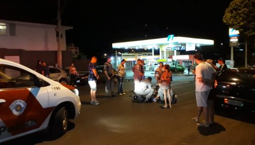 Garoto é socorrido pela Unidade de Resgate dos Bombeiros depois de cair da bicicleta em Adamantina