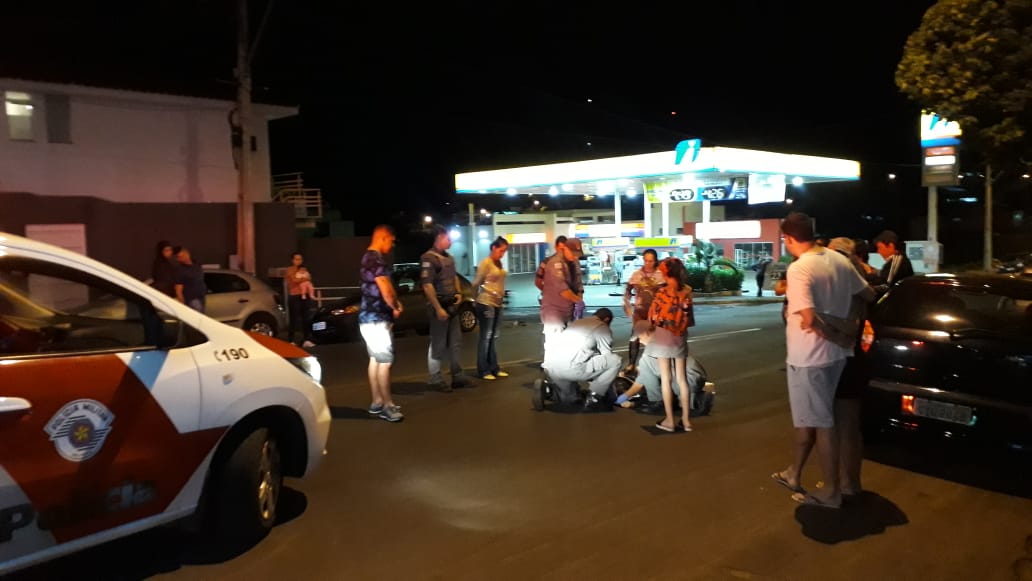 Garoto é socorrido pela Unidade de Resgate dos Bombeiros depois de cair da bicicleta em Adamantina