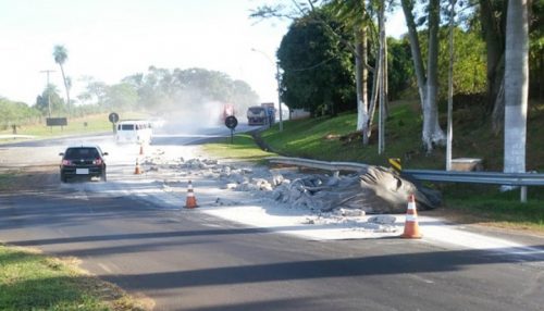 Carga de cimento se espalha na rodovia SP-294 e trevo de Herculândia fica interditado