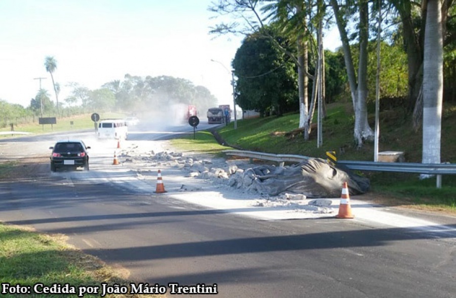 Carga de cimento se espalha na rodovia SP-294 e trevo de Herculândia fica interditado
