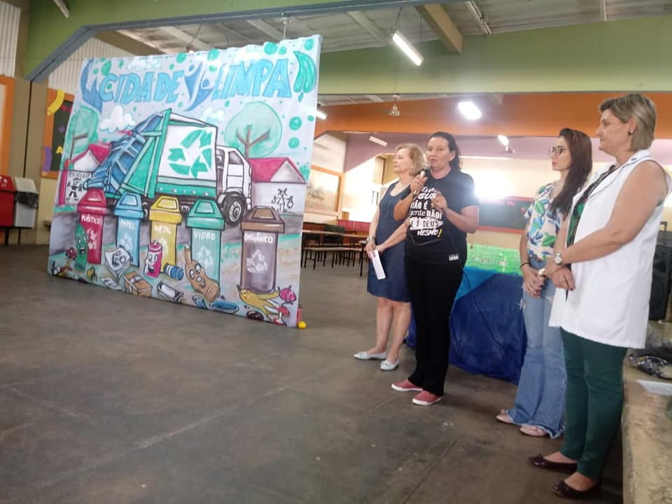 Secretaria de Educação de OC comemora 1 ano do Projeto “Dê uma mão para o nosso Coletor”