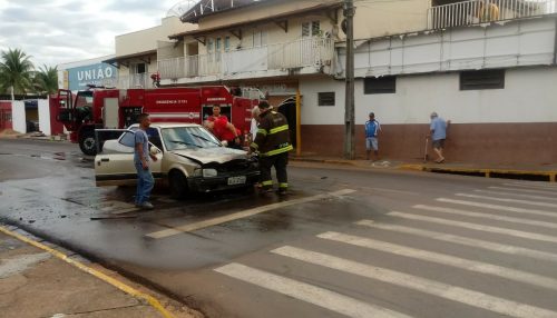 Veículo pega fogo na região central de Adamantina