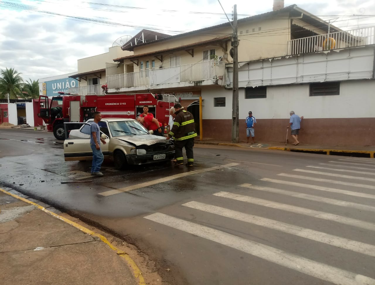 Veículo pega fogo na região central de Adamantina