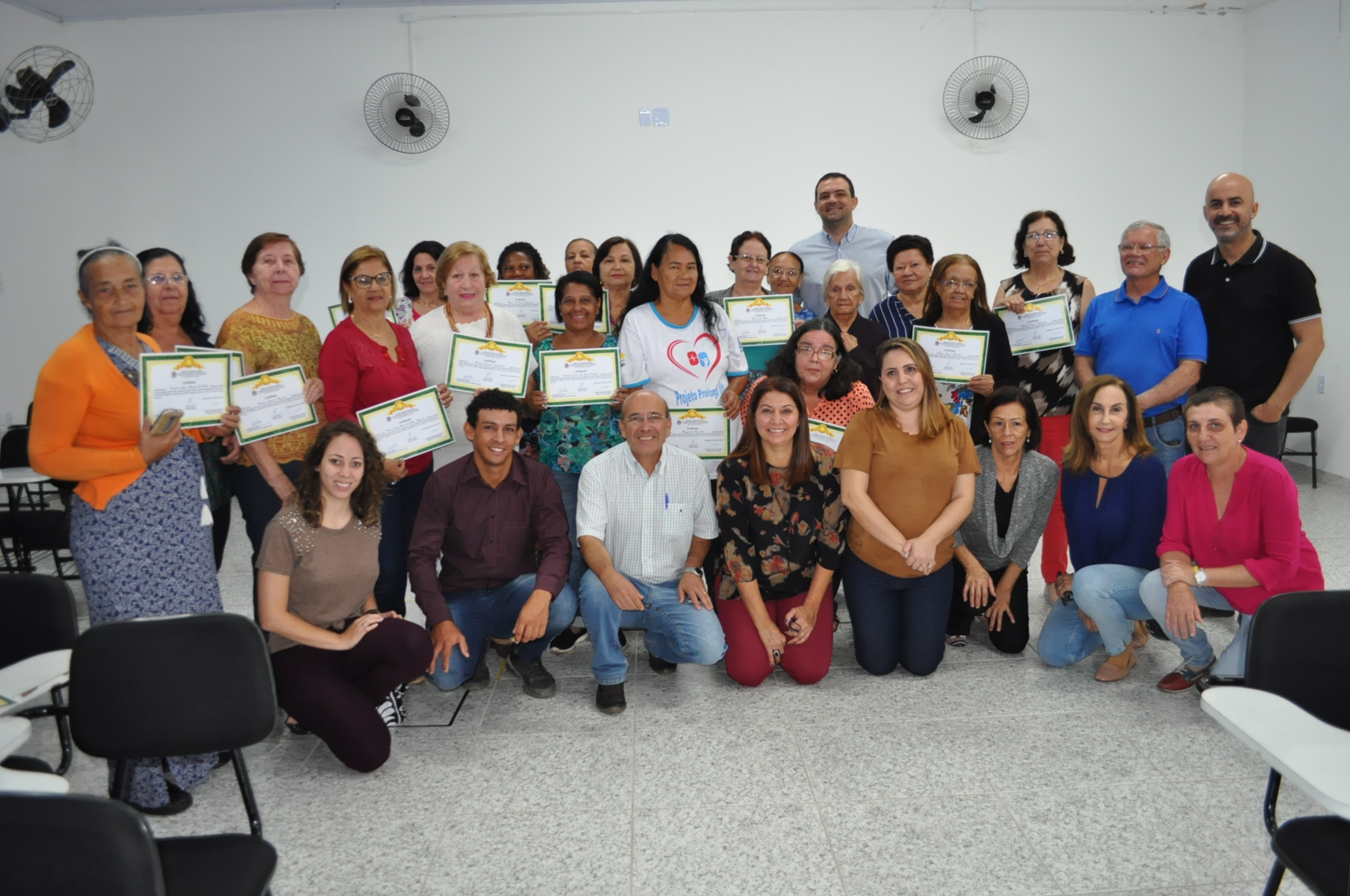 Projeto Inclusão Digital para Melhor Idade forma sua primeira turma