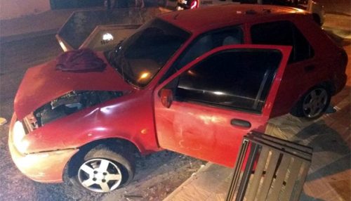 Ladrão tenta escapar da polícia, bate carro furtado em caçamba e acaba preso com outros dois comparsas